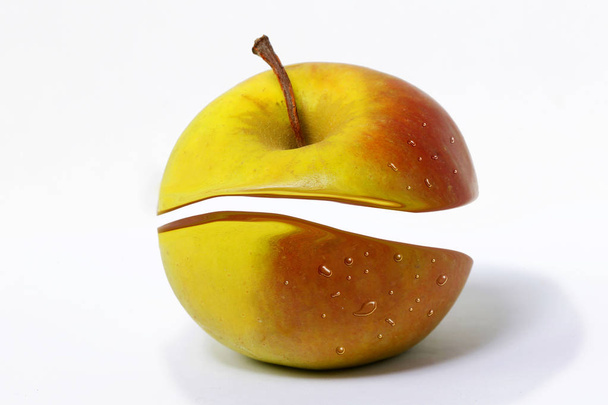 Corte creativo de manzana sobre fondo blanco. Manzana de la discordia
 - Foto, imagen