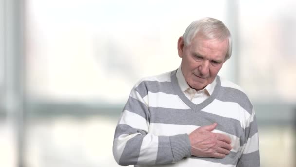 Idős ember tapasztalja a kellemetlen érzés a mellkasban. - Felvétel, videó