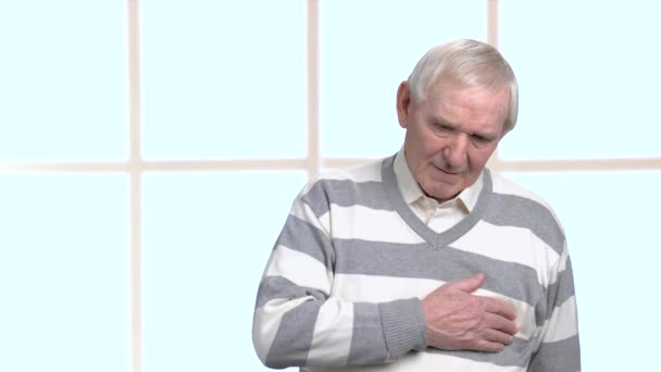 Ένας ηλικιωμένος άνδρας με δυσφορία στο στήθος. - Πλάνα, βίντεο