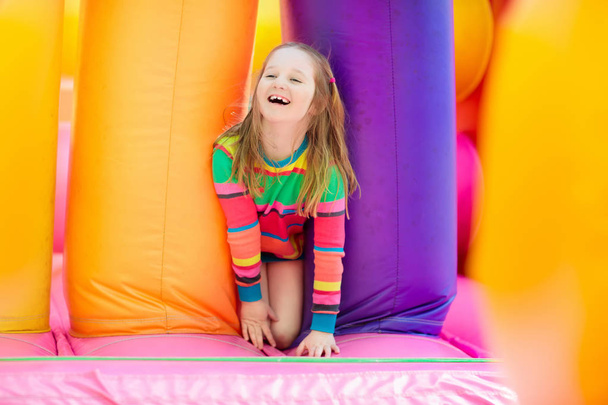 Kind springt auf Spielplatz-Trampolin. Kinder springen. - Foto, Bild