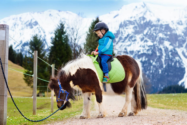 Діти, їзда поні. Дитину на коні в гори Альп - Фото, зображення