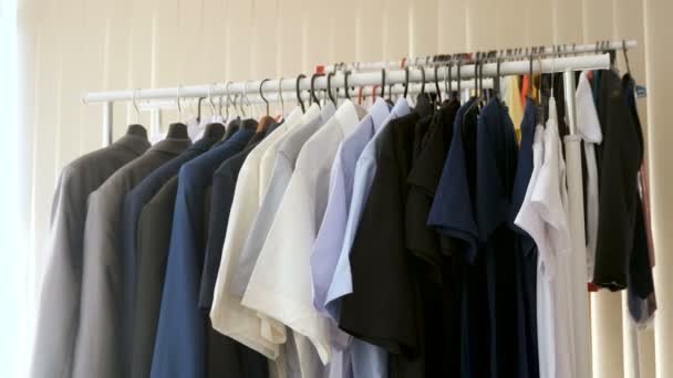 Kleiderbügel voller Business-Anzüge, Hemden und T-Shirts - Filmmaterial, Video