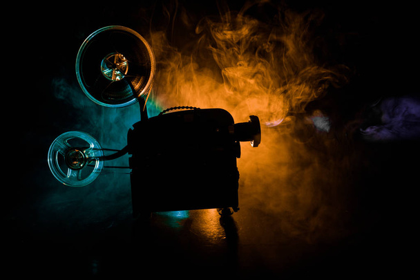 Starý styl filmový projektor, zátiší, detail. Filmový projektor na dřevěné pozadí dramatické osvětlení a Selektivní fokus. Filmy a zábavu koncepce - Fotografie, Obrázek