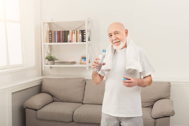 Hombre mayor sediento bebiendo agua de la botella
 - Foto, Imagen