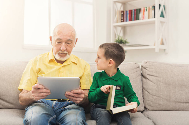 senior homme utilisant tablette numérique à la maison - Photo, image