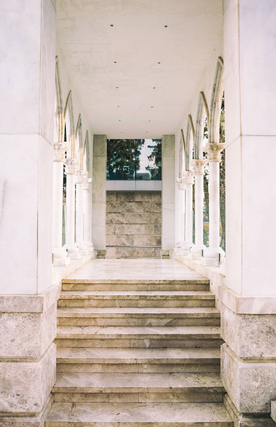Мраморная лестница, главный вход
 - Фото, изображение