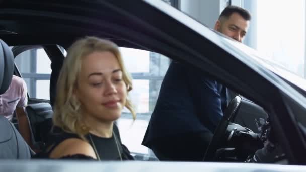 Erfolgreiches Paar testet neues Auto im Salon - Filmmaterial, Video