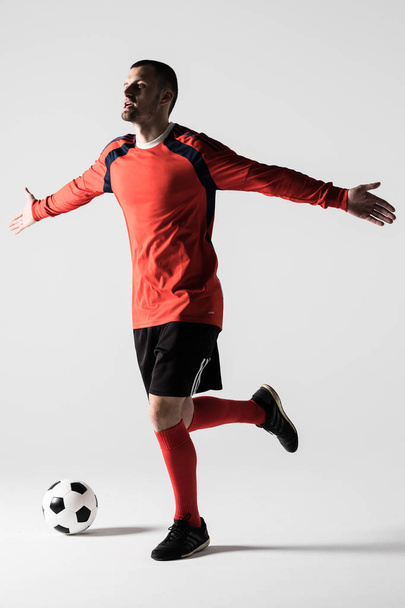 Sylwetka człowieka gracz piłki nożnej świętować zwycięstwo na białym tle lub cel wynik - Zdjęcie, obraz