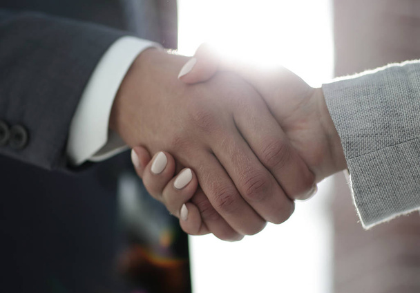zakenmensen schudden handen geïsoleerd op witte achtergrond - Foto, afbeelding