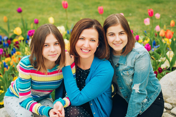 Plenerowej szczęśliwa matka i dwie młode dziewczyny nastoletnie - Zdjęcie, obraz