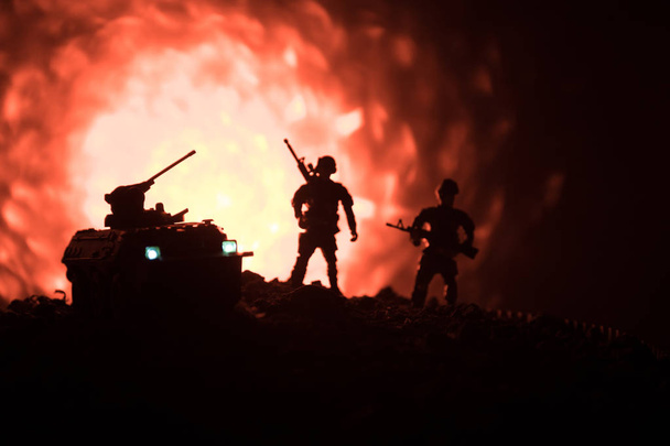 Концепция войны. Военные силуэты боевой сцены на фоне тумана войны, силуэты немецких танков мировой войны под облачным горизонтом ночью. Бронетехника. Танки
 - Фото, изображение