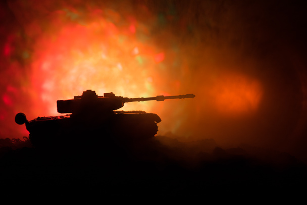 Concepto de guerra. Siluetas militares que luchan escena en el fondo del cielo niebla de guerra, Guerra Mundial tanques alemanes siluetas debajo del horizonte nublado Por la noche. Vehículos blindados. Batalla de tanques
 - Foto, imagen