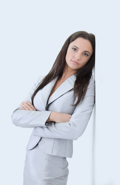 Mulher de negócios sorridente, isolada em fundo cinzento. braço cruzado
 - Foto, Imagem