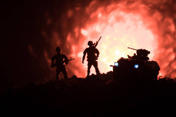 Concepto de guerra. Siluetas militares que luchan escena en el fondo del cielo niebla de guerra, Guerra Mundial tanques alemanes siluetas debajo del horizonte nublado Por la noche. Vehículos blindados. Batalla de tanques
 - Foto, Imagen
