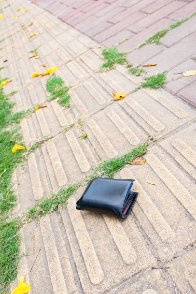 χαμένο πορτοφόλι στο πεζοδρόμιο - Φωτογραφία, εικόνα