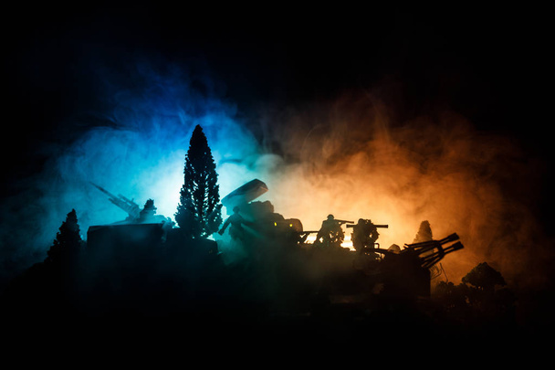 Концепция войны. Военные силуэты боевой сцены на фоне тумана на фоне неба войны, силуэты солдат мировой войны под облачным горизонтом ночью. Сцена нападения. Выборочный фокус Танки бой. Украшение
 - Фото, изображение
