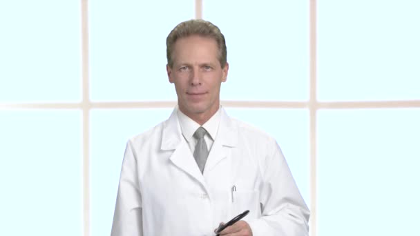 Positiver männlicher Arzt zeigt Okay-Zeichen. - Filmmaterial, Video