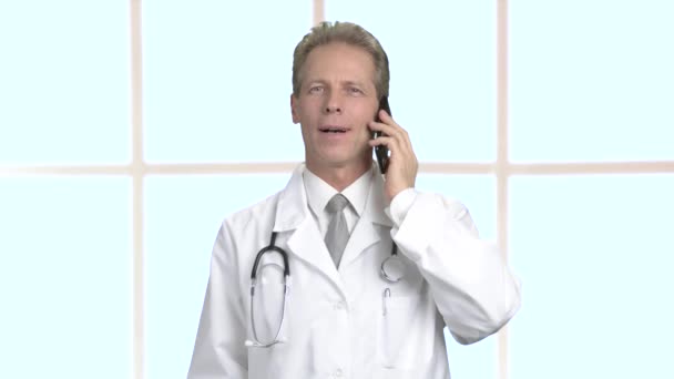 Úspěšný lékař mluví o telefonu. - Záběry, video
