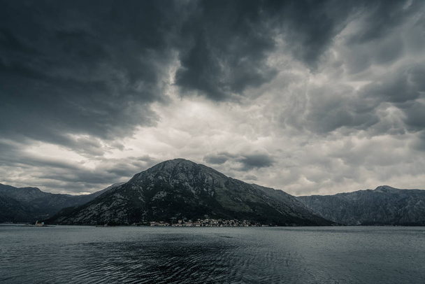 Dramatische landschap van de baai van Kotor - Foto, afbeelding