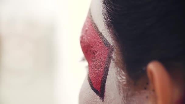 Maquillaje artista limpiando la cara de la modelo
 - Imágenes, Vídeo