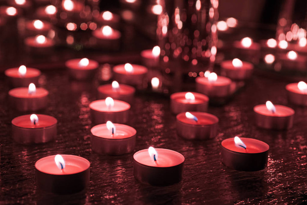 Σπειρωτόμιση ἀναμμένα κεριά διακοσμητικά από γυαλί. - Φωτογραφία, εικόνα