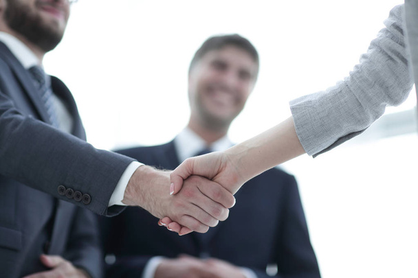 Business partners shaking hands in meeting hall - Foto, Imagen