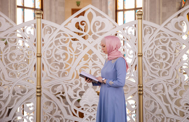 nő a mecsetben imádkozni és olvasni a korán - Fotó, kép