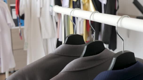 Business-Anzüge und Business-Hemden auf Kleiderbügeln in einem Geschäft - Filmmaterial, Video