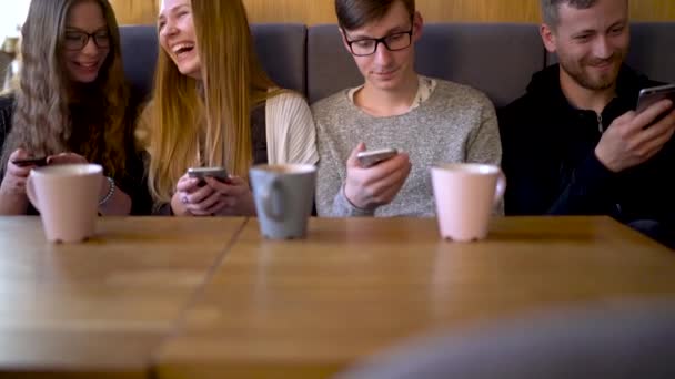 Grupo de pessoas usam telefones celulares em um café em vez de se comunicar uns com os outros
 - Filmagem, Vídeo