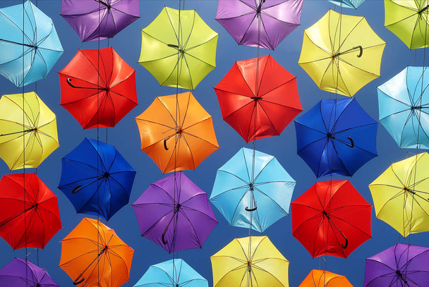 Dutzende bunte Regenschirme vor blauem Himmel - Foto, Bild