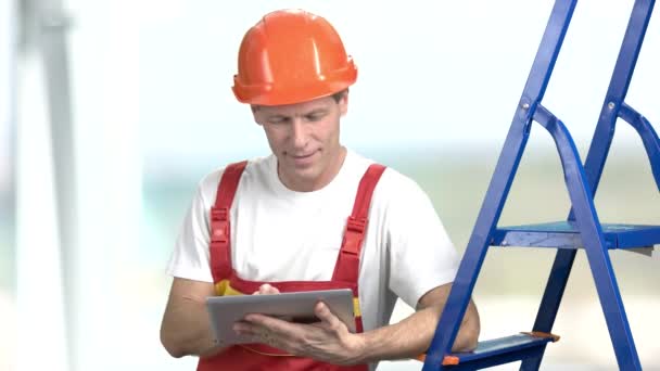 Cheerful foreman using pc tablet. - Footage, Video
