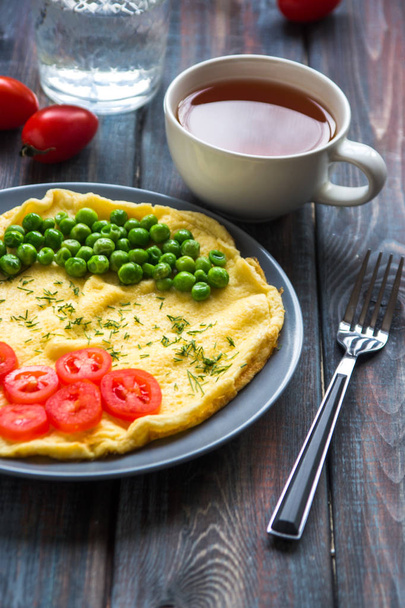グリーン ピースとチェリー トマトのオムレツ。蛋白朝食 - 写真・画像