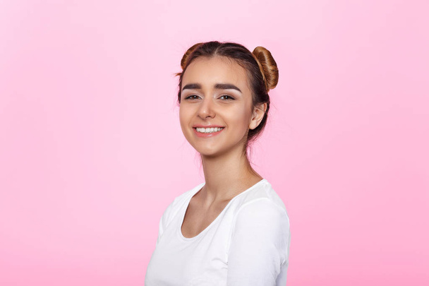 young woman on pink background Attractive beautiful woman showing air kiss - Φωτογραφία, εικόνα