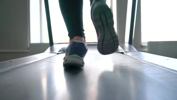 Woman running on treadmill in gym, slow motion - Video, Çekim
