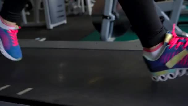 Femme courant sur tapis roulant dans la salle de gym
 - Séquence, vidéo