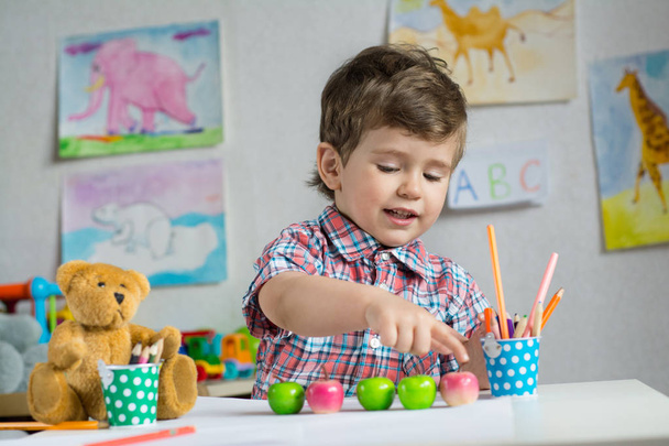 Les enfants d'âge préscolaire apprennent à compter à l'école de jeu ou à la pré-maternelle. Un petit garçon étudiant les mathématiques
. - Photo, image