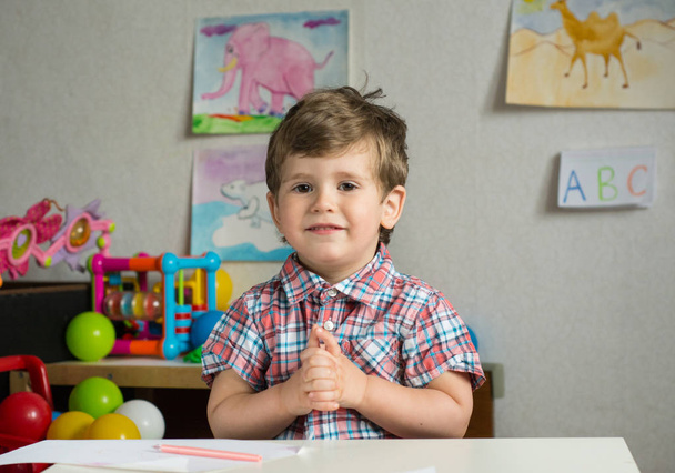 Kid jogar e pintar no jardim de infância ou playschool. Um menino engraçado na sala de aula. Conceito de escola e educação
. - Foto, Imagem
