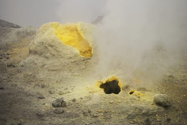 vulkanische openingen met rook, zwavel en as - Foto, afbeelding