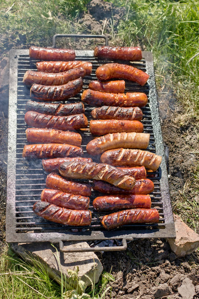 Sosis ızgara, Barbekü - Izgara doğada, yiyeceklerin tadını iştahım ve bir zevk verir - Fotoğraf, Görsel