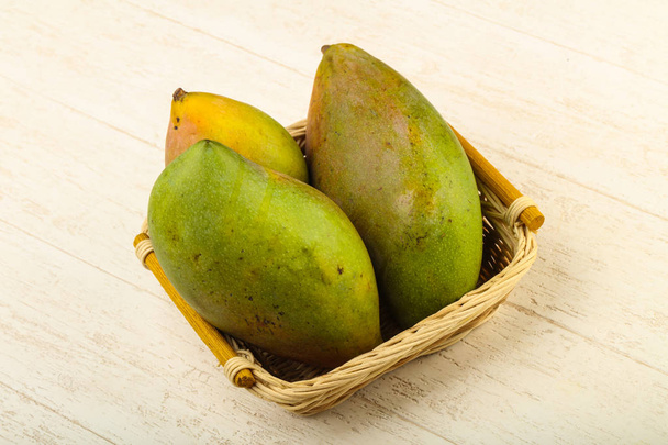 Fruta tropical - montón de mango sobre el fondo de madera
 - Foto, Imagen