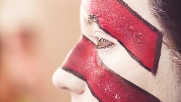 Maskenbildner zeichnet Linie auf das Gesicht der Models - Filmmaterial, Video