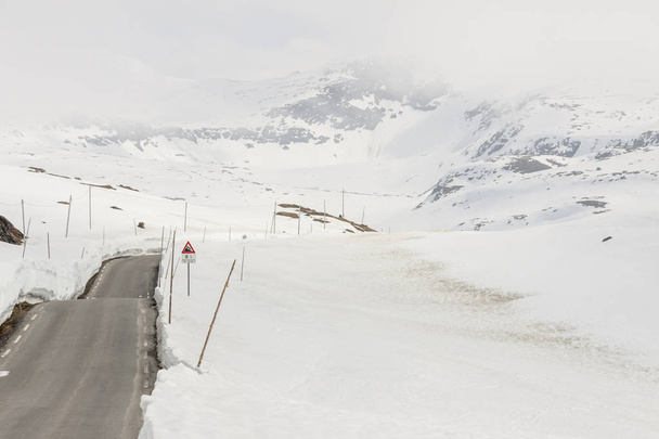 Camino al paso más alto de Noruega
. - Foto, imagen