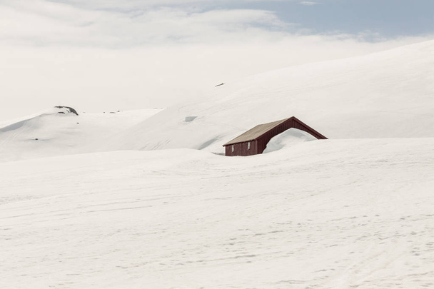 ノルウェーの雪 - 下の木造コテージ. - 写真・画像