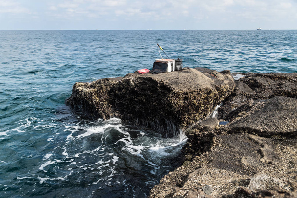 Оборудование для рыбаков на каменных скалах пляжа Йонгмеори, Санбанг-ро, остров Чеджу, Южная Корея
 - Фото, изображение