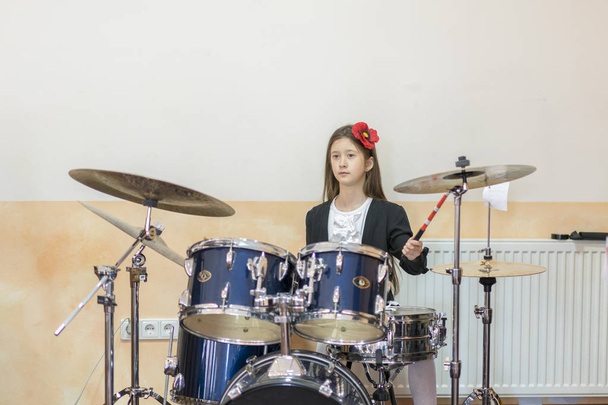Mädchen spielt Schlagzeug. - Foto, Bild