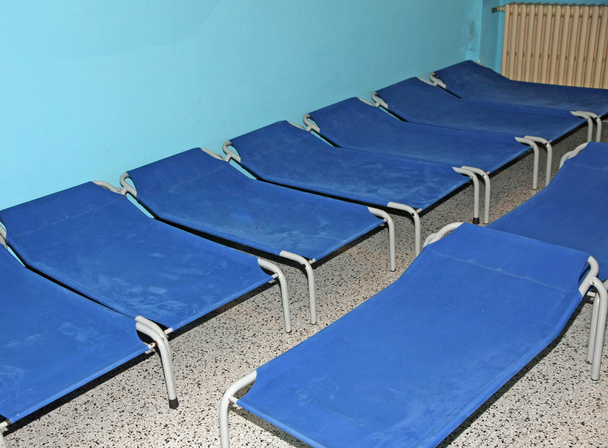 табірні ліжка і маленькі ліжка для сну в гуртожитку медсестри
 - Фото, зображення