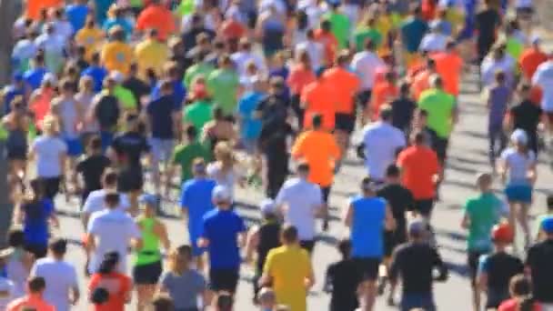 Město maraton rozmazané na lidí běží - Záběry, video