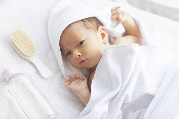 Mały chłopiec dziecko leżące na biały ręcznik przed kąpieli. - Zdjęcie, obraz