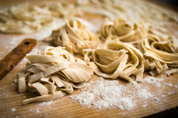 Lagane, verse traditionele huisgemaakte pasta uit Zuid-Italië  - Foto, afbeelding
