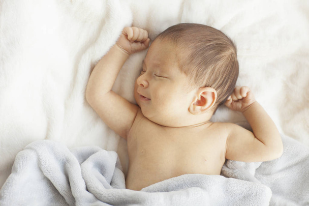Little baby boy lying on the white towel before bath. - Fotografie, Obrázek